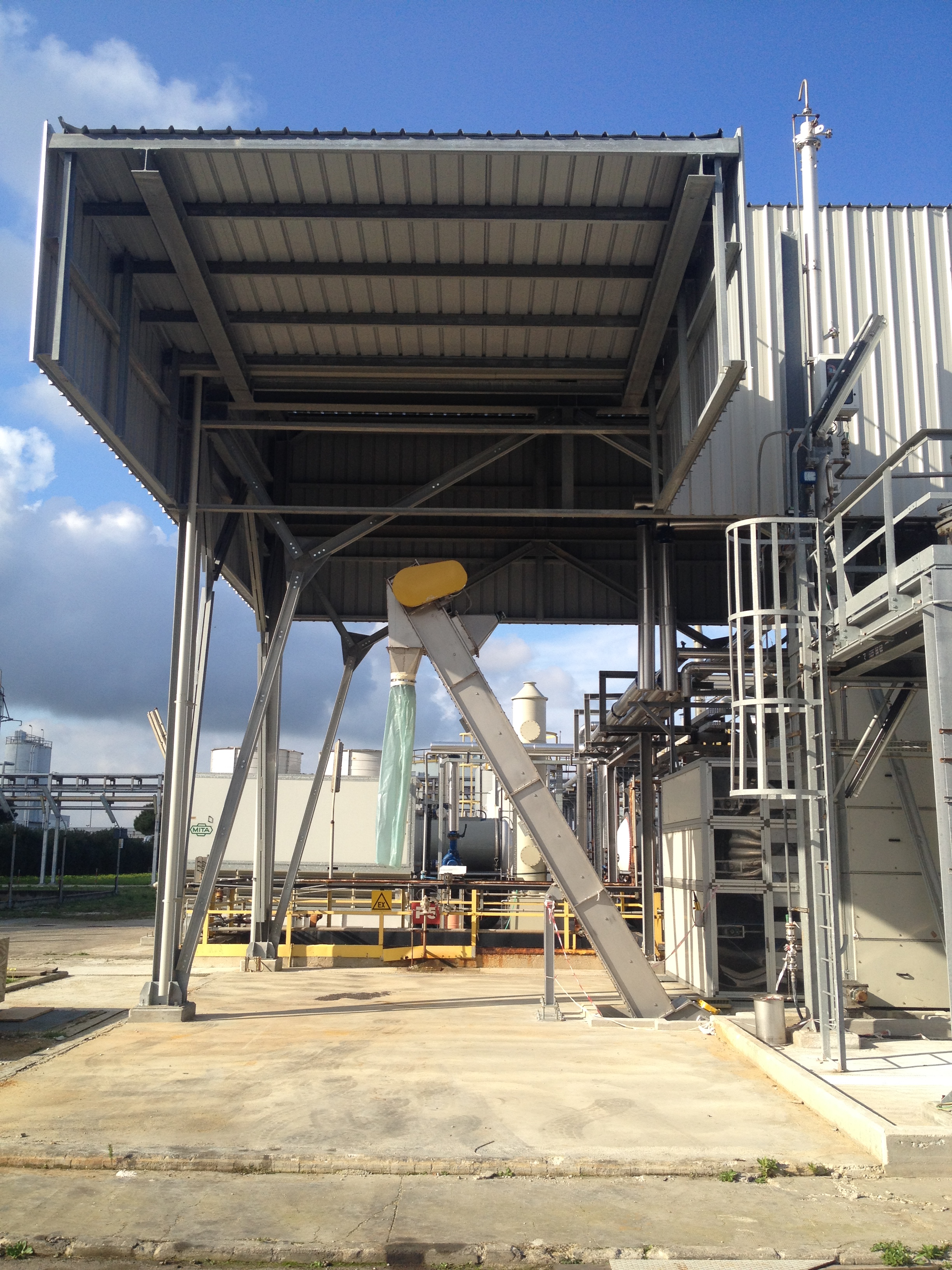 Copertura in carpenteria metallica dell'impianto di essiccamento fanghi nello stabilimento Sanofi
